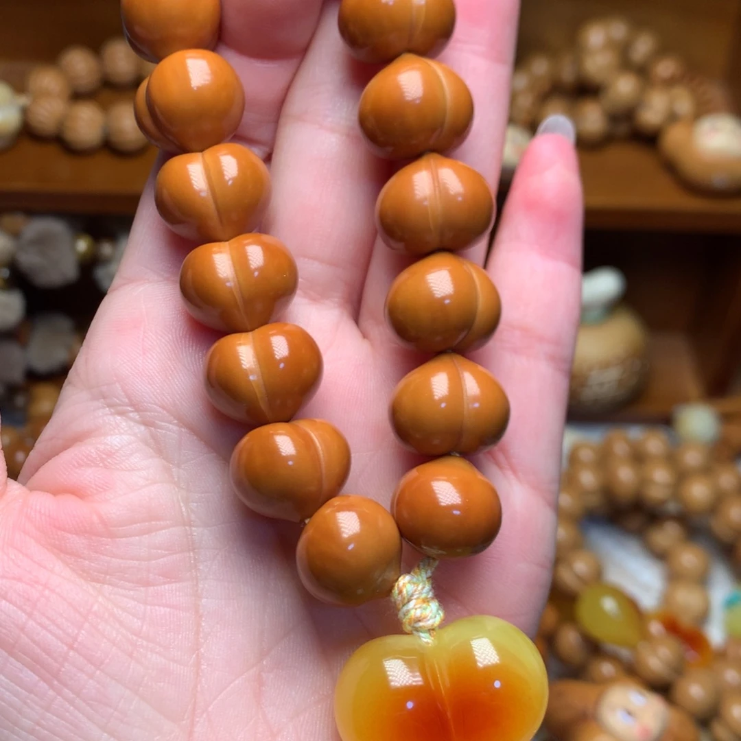 猴头核桃吊坠15玻璃底手持爱心