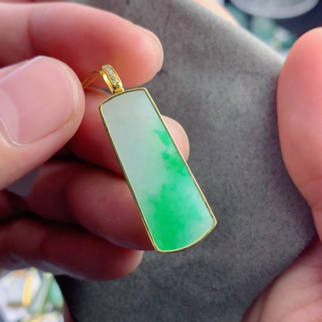 翡翠未镶嵌颈饰无事牌