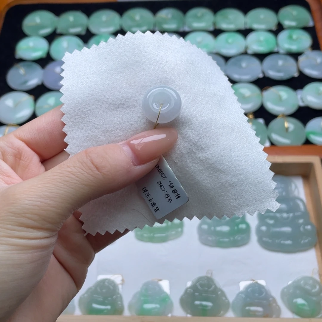 翡翠未镶嵌颈饰平安扣