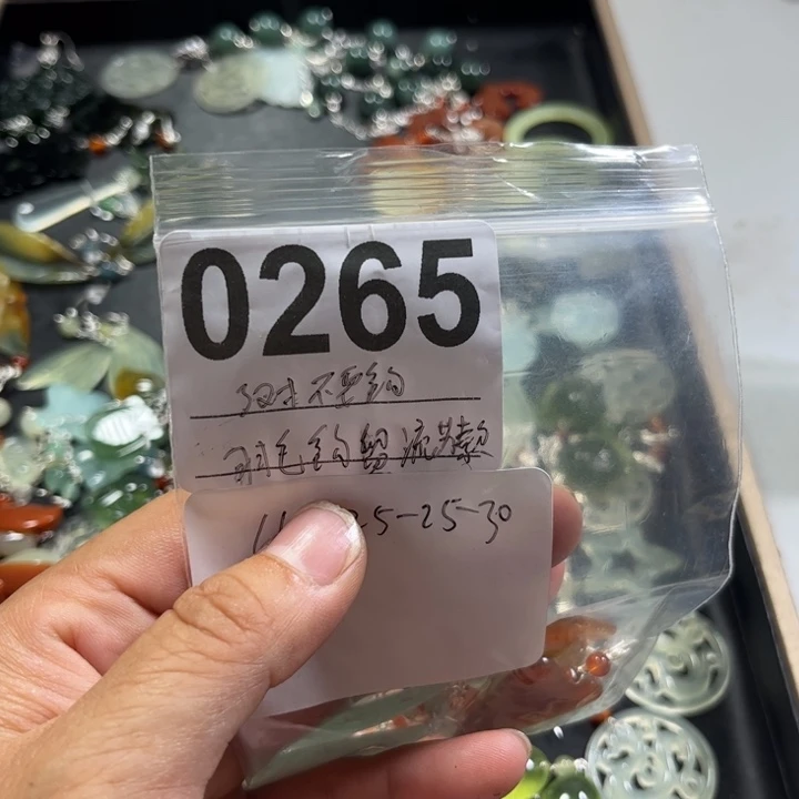 王***年蛇纹石玉合金耳饰