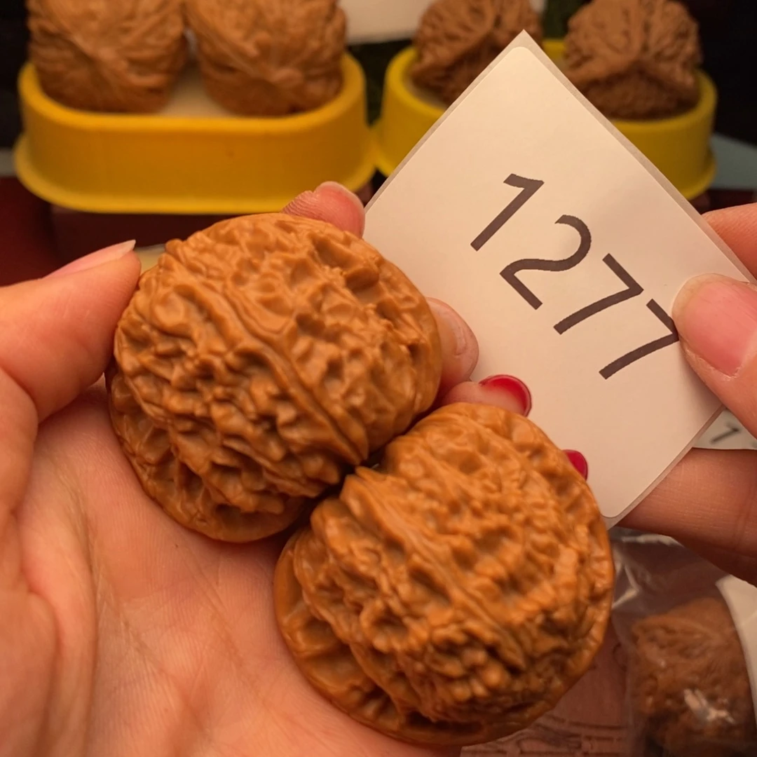 桃核把件白狮子41……