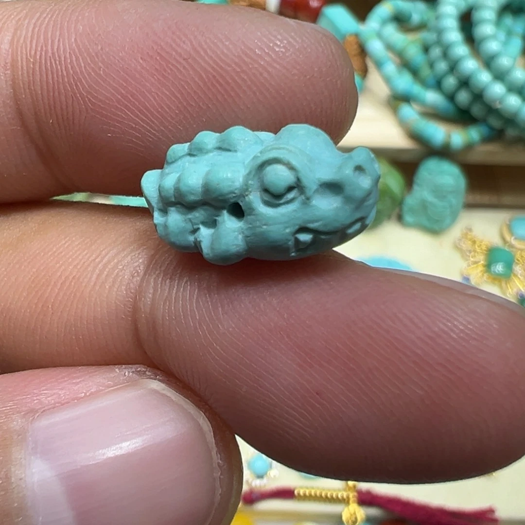 绿松石未镶嵌颈饰许*瓶