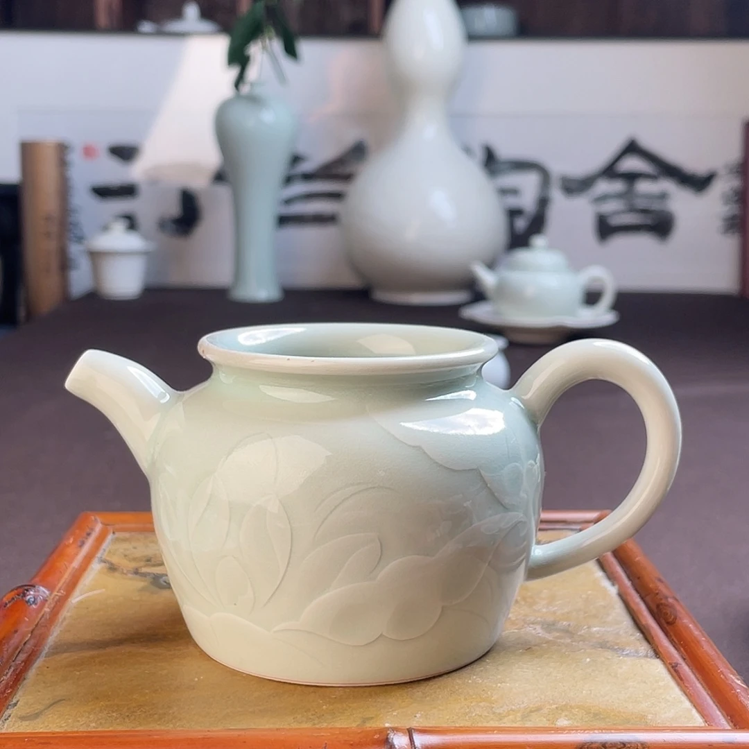 青釉刻花微瑕公道杯