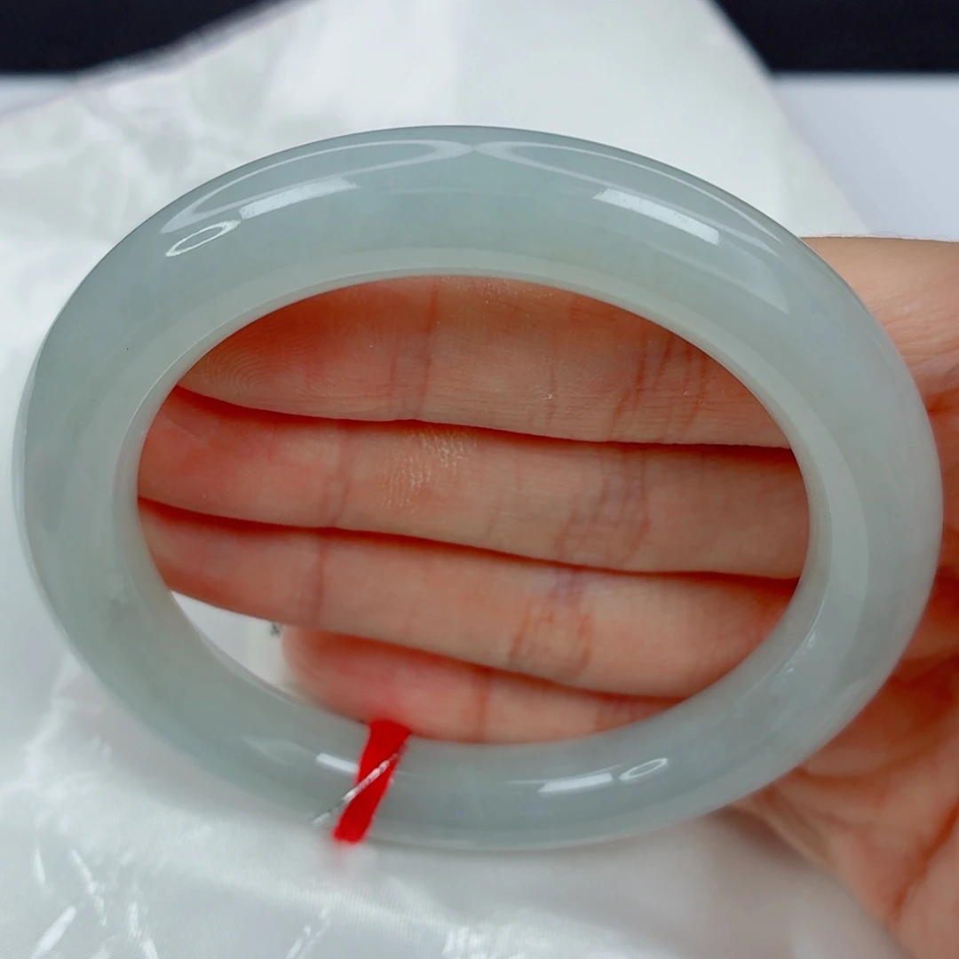 翡翠未镶嵌手镯57胖圆条，细腻润感好淡底色，强推