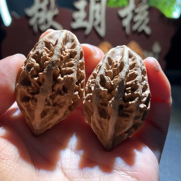文玩核桃吊坠楸玥核68