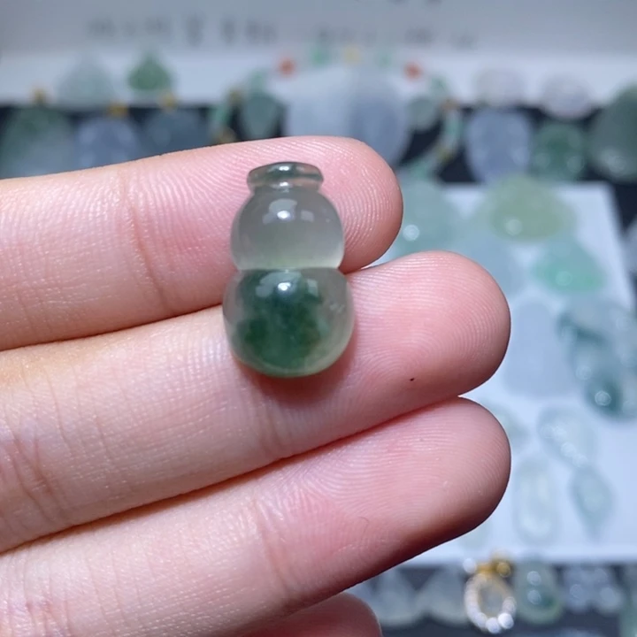 翡翠未镶嵌颈饰冰飘花葫芦