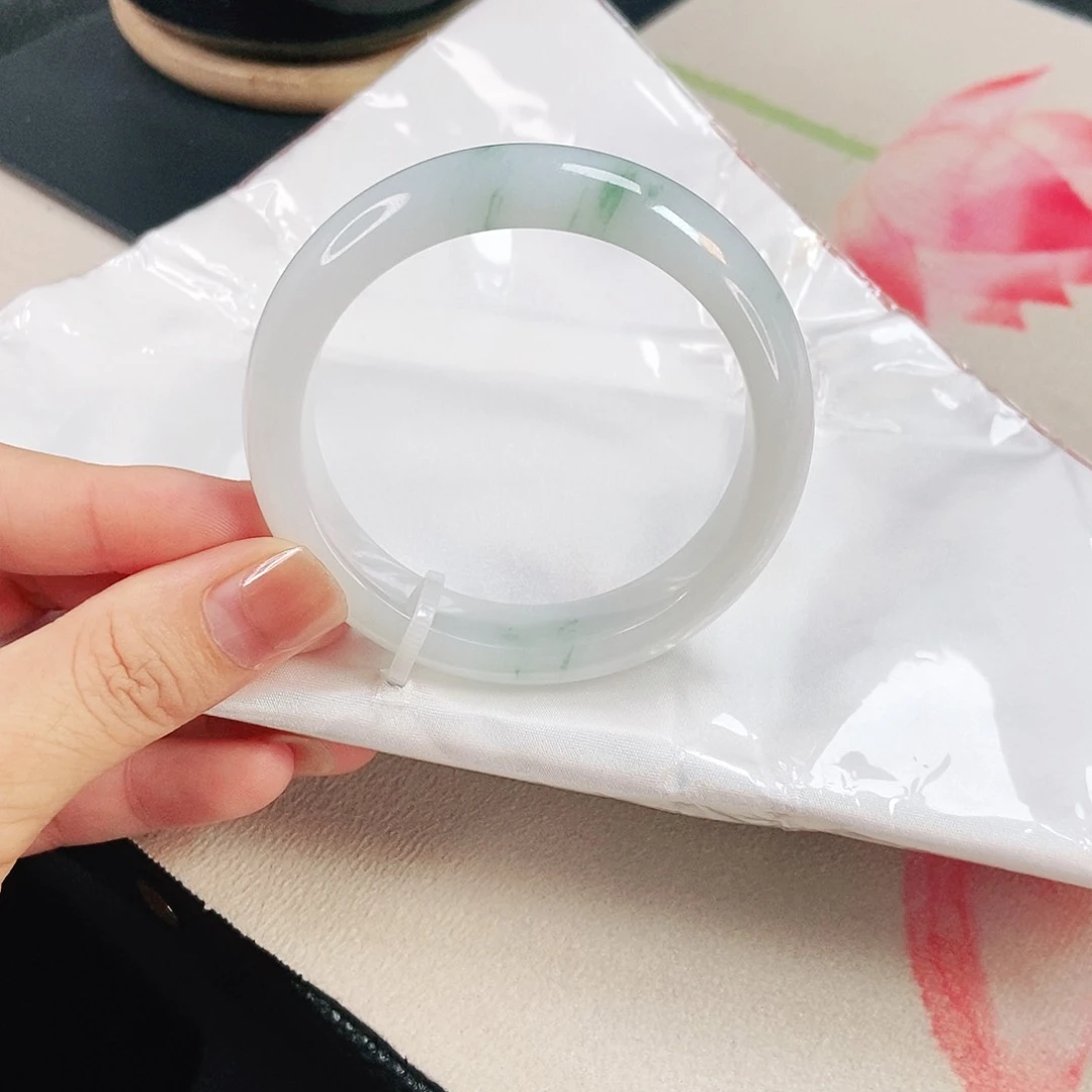 未镶嵌手镯翡翠53.5圈口牛奶底飘绿花