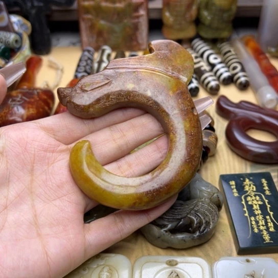 蛇纹石玉未镶嵌颈饰