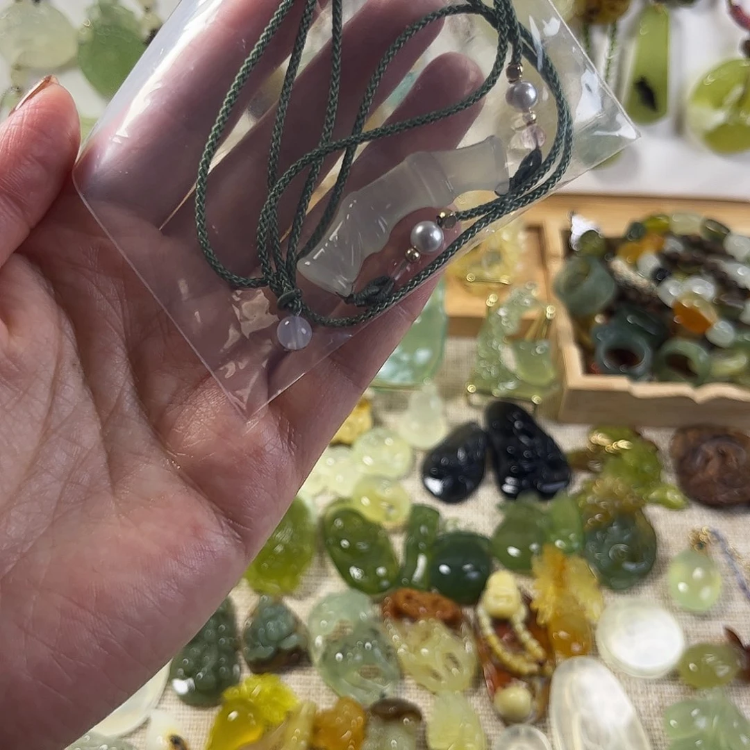 兮****蛇纹石玉未镶嵌颈饰