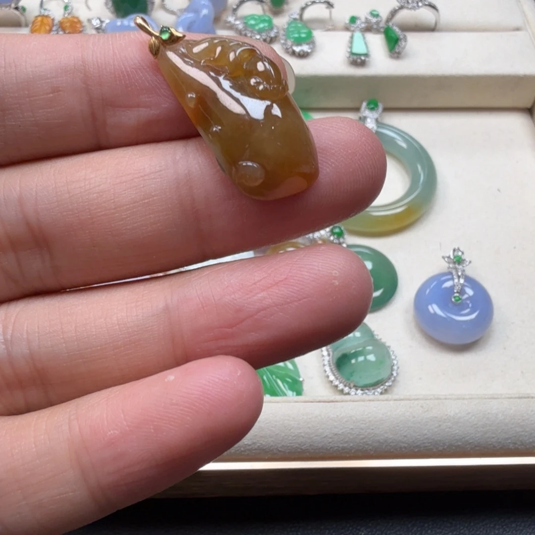 翡翠18K金镶嵌颈饰