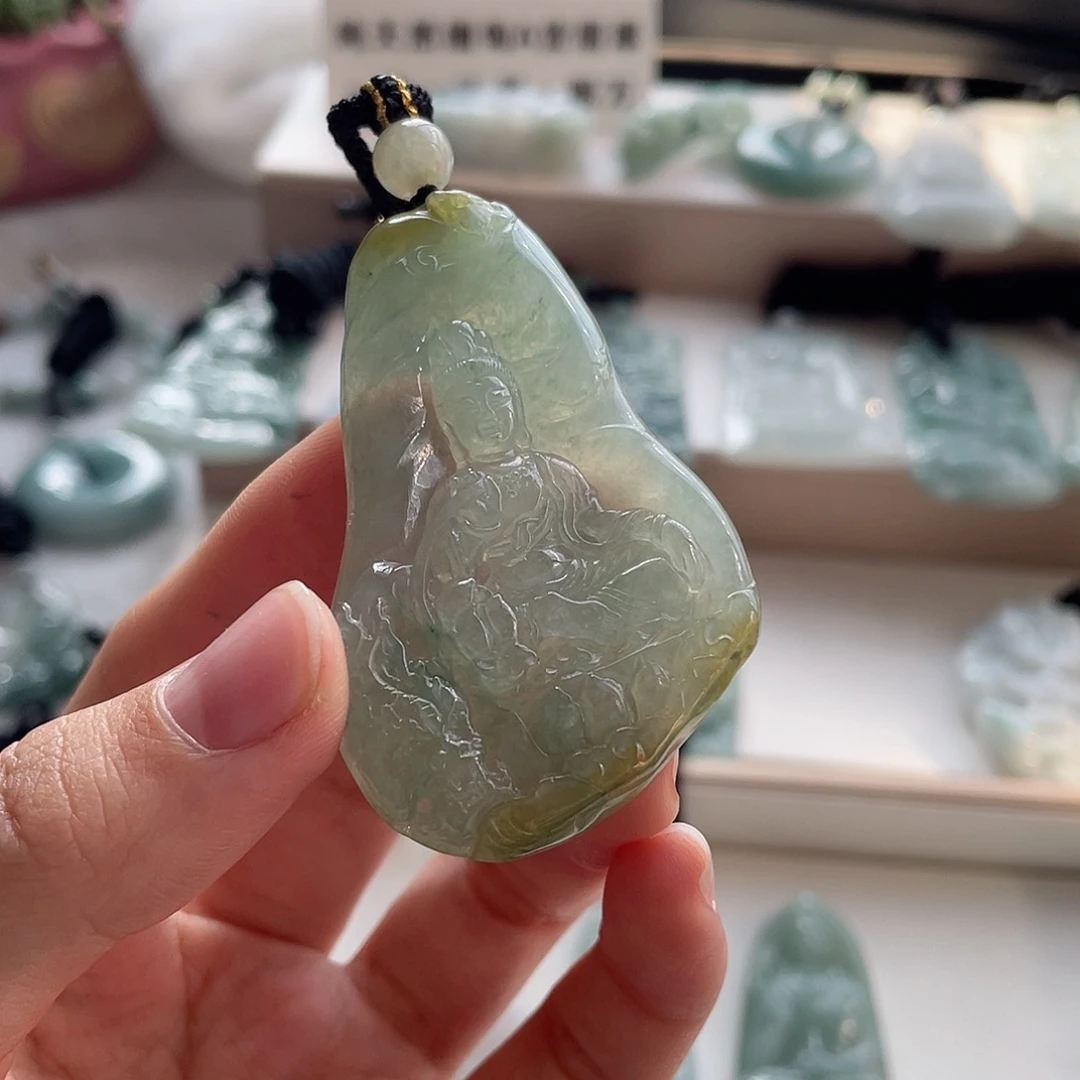 翡翠未镶嵌颈饰观音