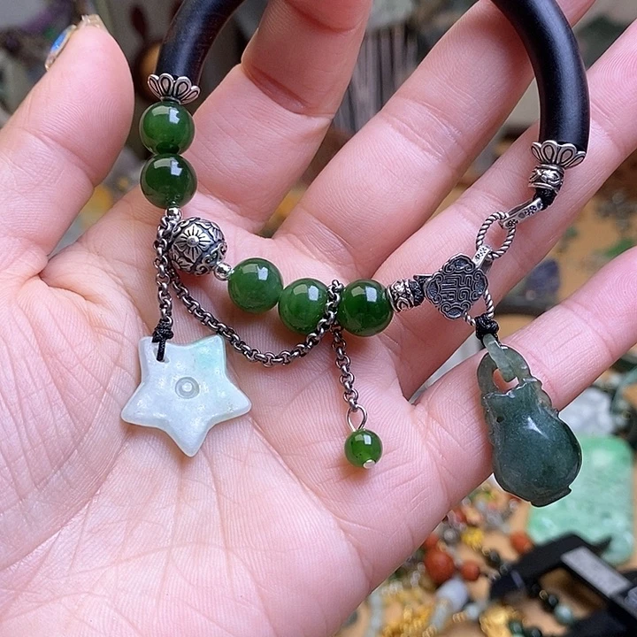 翡翠手链未镶嵌胡****?手镯180，有个珠子一起发