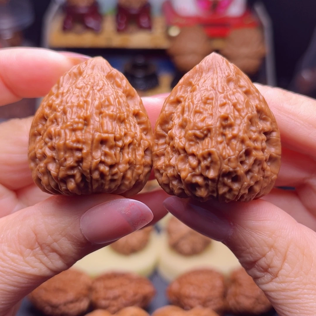 文玩核桃吊坠蛇王一抹红，货头