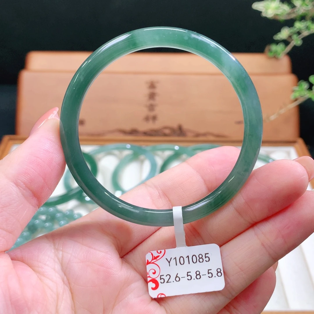 翡翠手镯未镶嵌天然