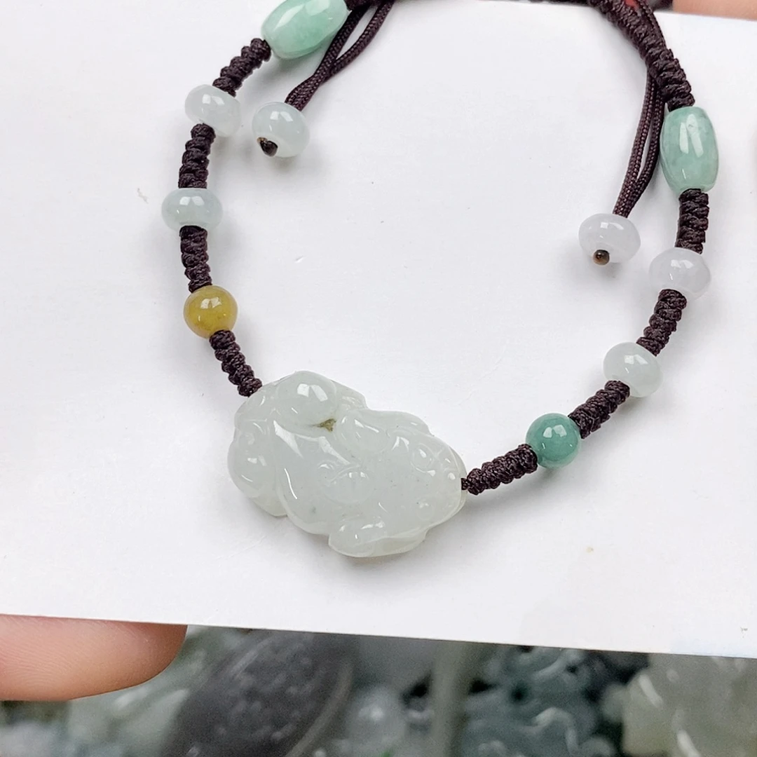 翡翠未镶嵌颈饰貔貅