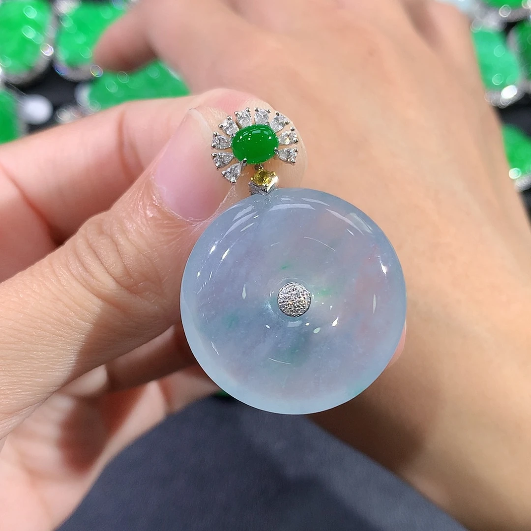 翡翠18K金镶嵌颈饰