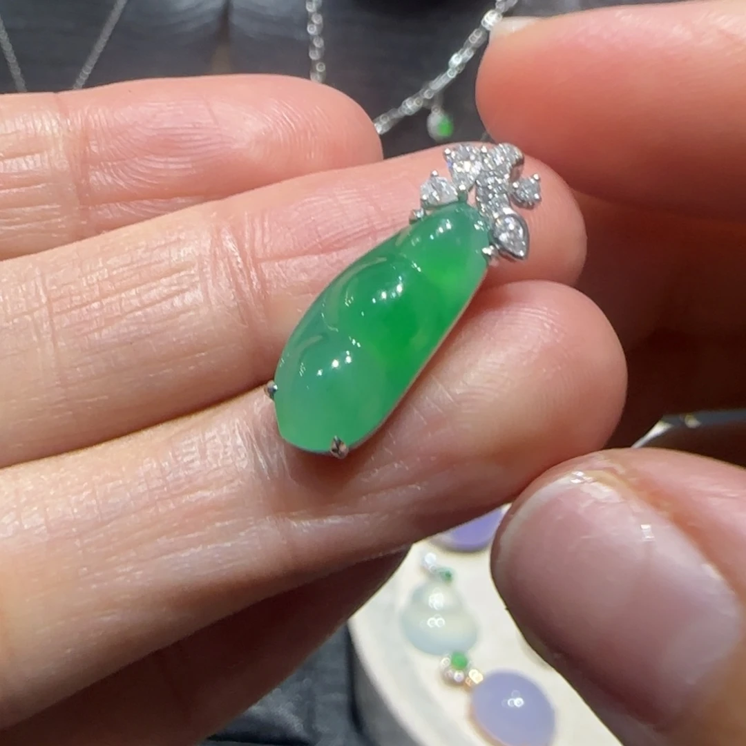 翡翠18K金镶嵌颈饰绿福豆