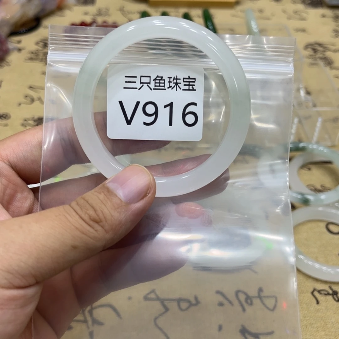 可***及石英质玉未镶嵌手镯