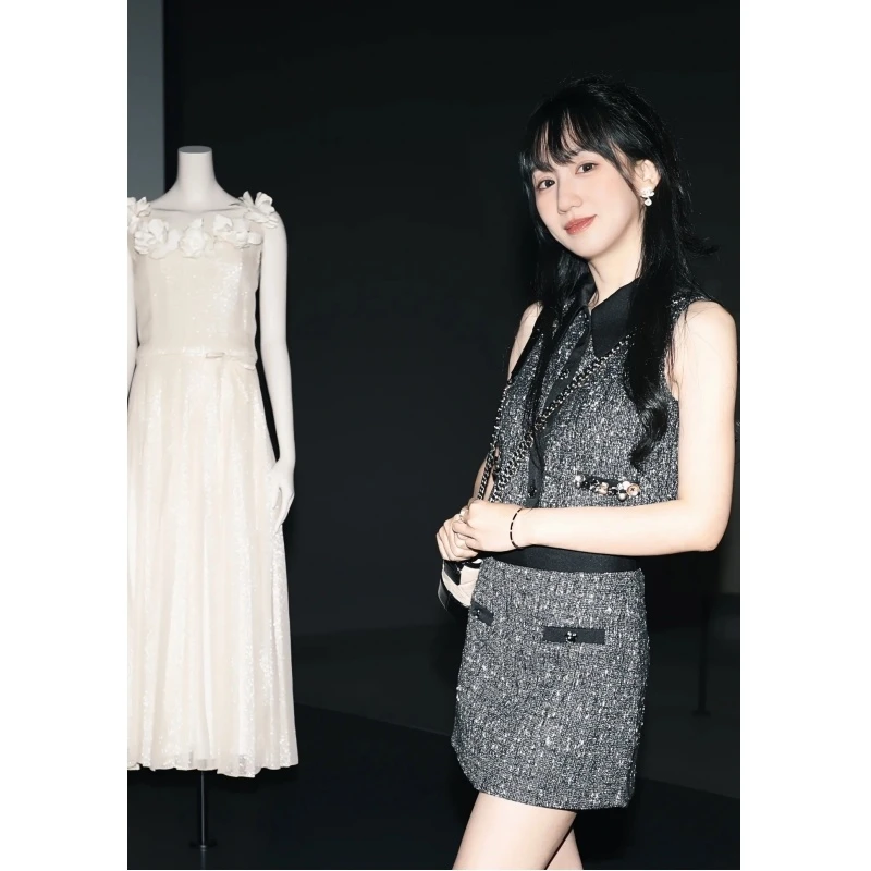 高级感灰色小香风无袖衬衫马甲两件套女2025新款夏季时尚短裙套装