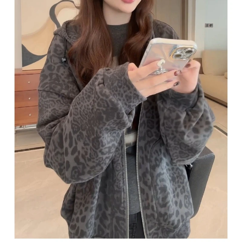 复古气质设计感别致休闲风百搭圆领豹纹字母卫衣LK2506375