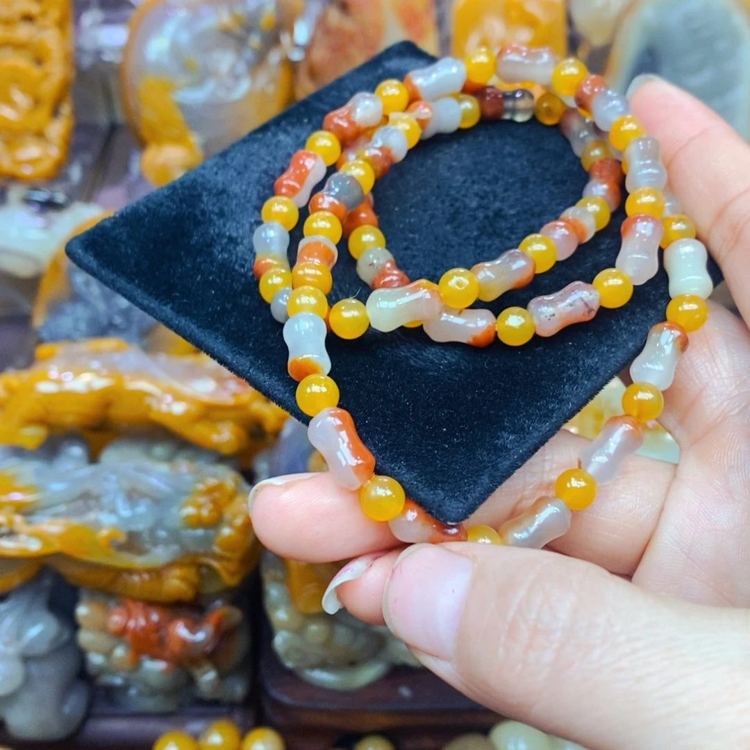 未镶嵌石英质玉（黄龙玉）颈饰