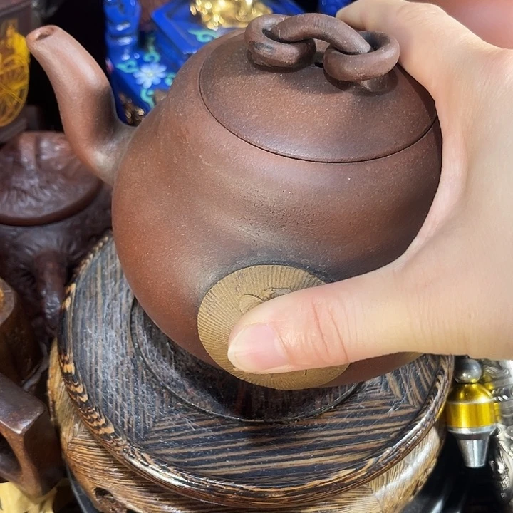 茶壶紫砂原矿泥料手工制作的一把紫砂壶。