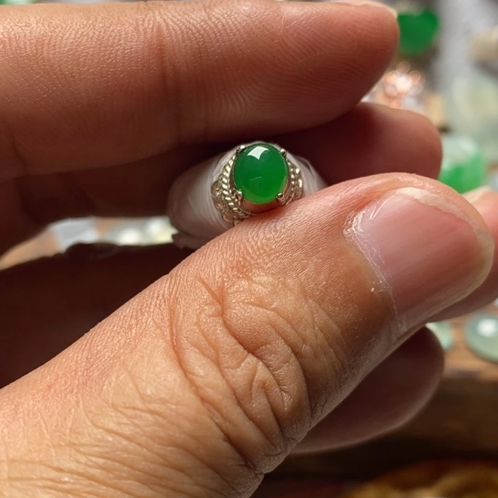 翡翠散珠冰底辣绿戒面