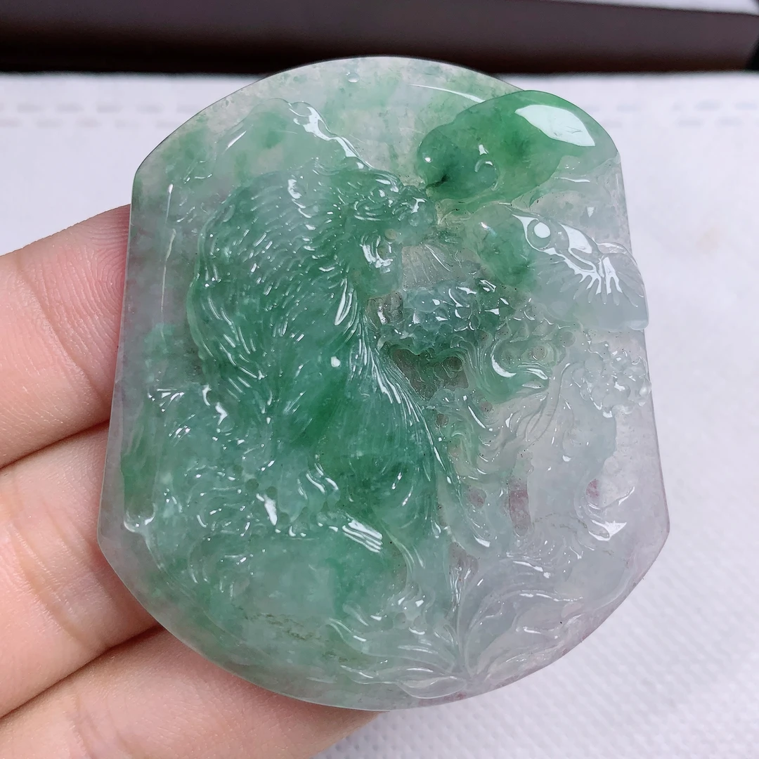 天然A货翡翠冰种飘绿虎虎生威生肖虎牌吊坠