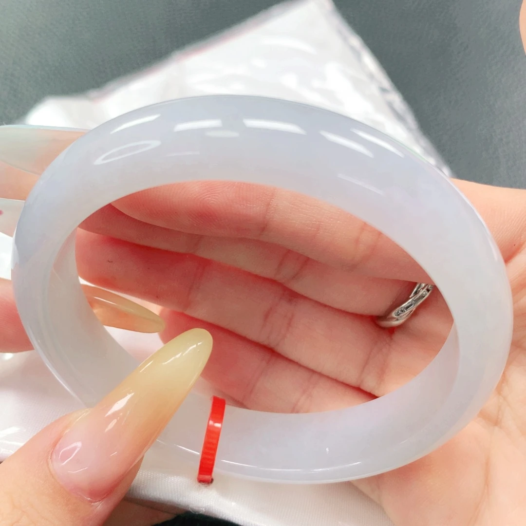 翡翠手镯未镶嵌57。