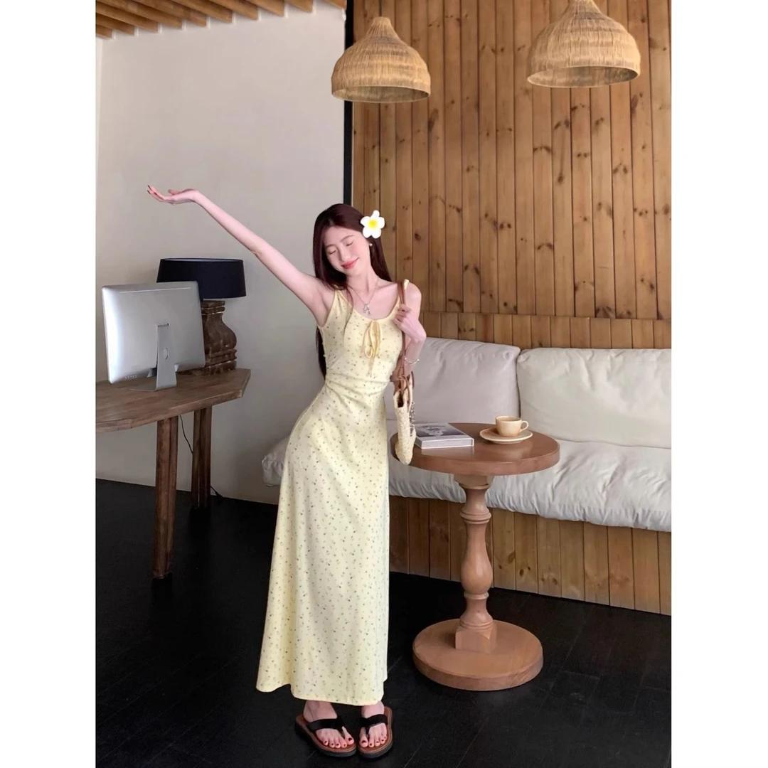 黄色碎花系带吊带连衣裙女夏季新款法式甜美收腰A字修身包臀长裙