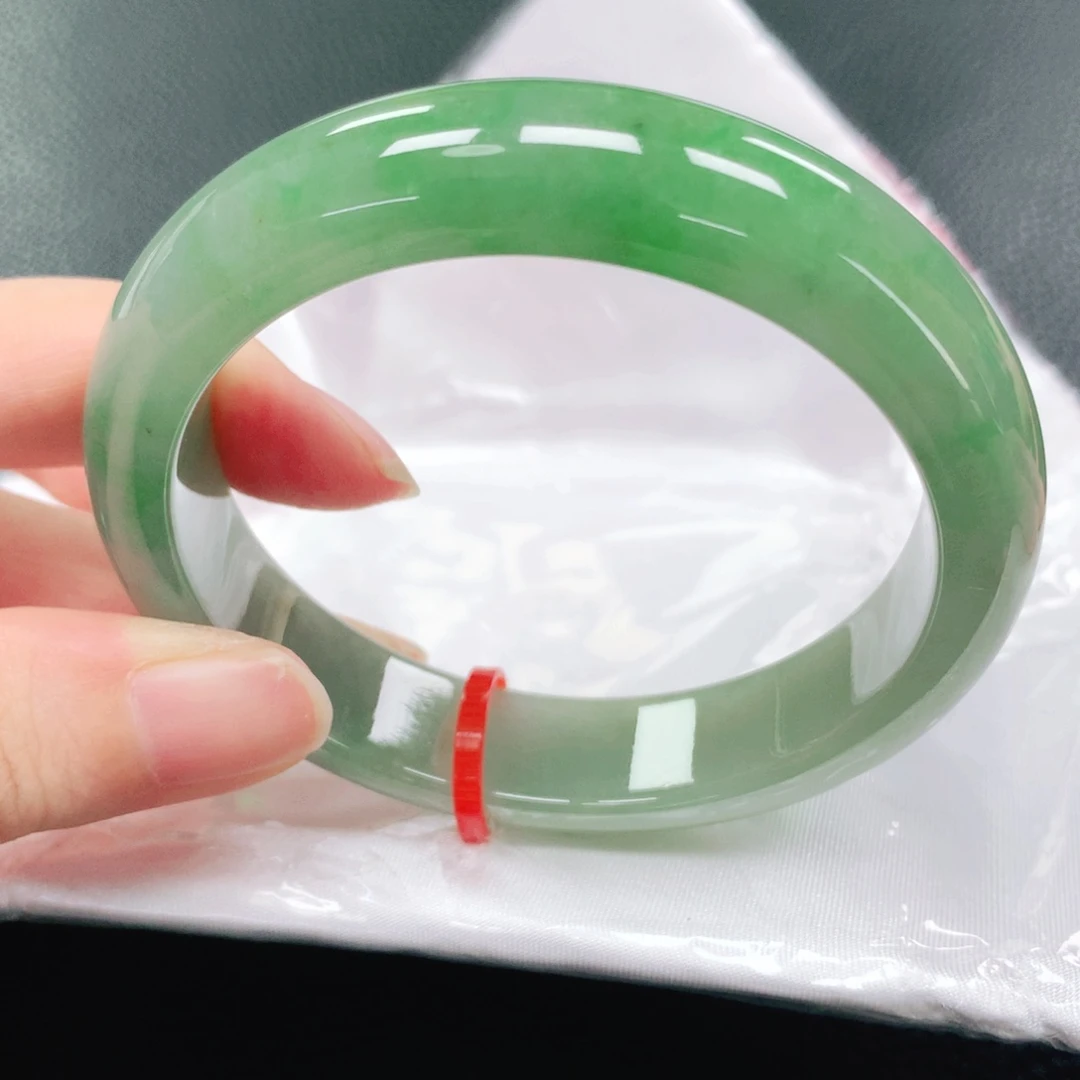 翡翠手镯未镶嵌55圈