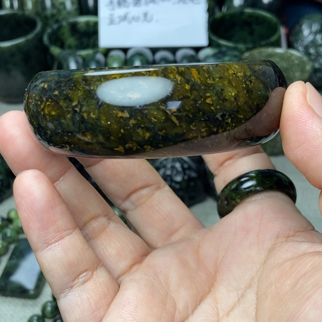 蛇纹石玉未镶嵌手镯就****?