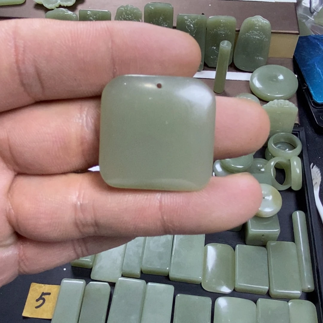 颈饰未镶嵌和田玉叶**秋026