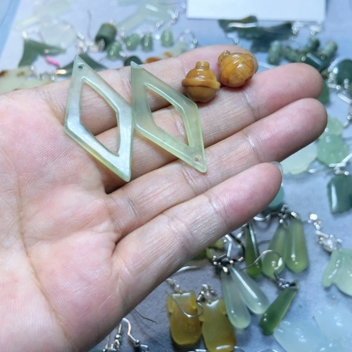 【闪购商品】蛇纹石玉耳环未镶嵌゛**?