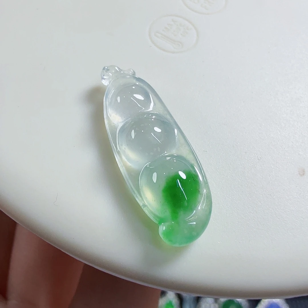 翡翠未镶嵌颈饰豆子
