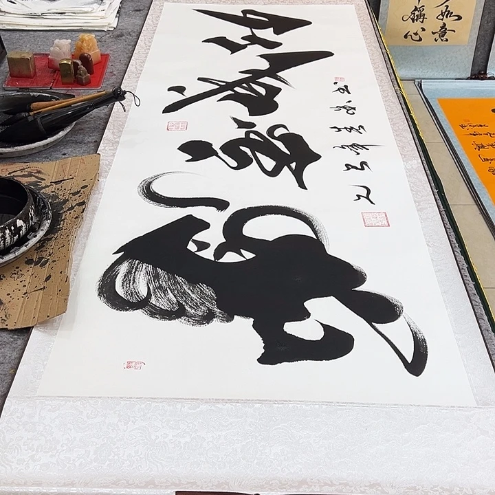 书法马到成功白底卷轴