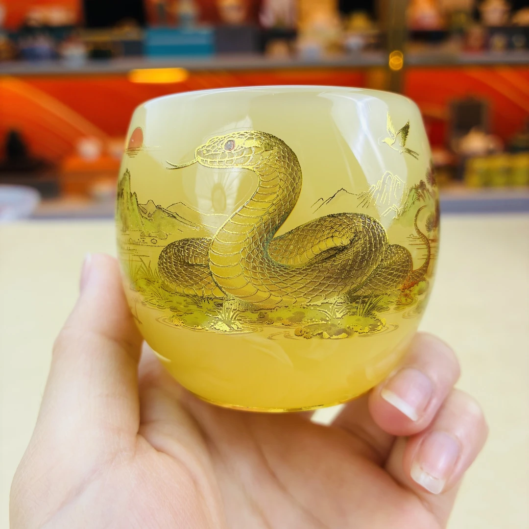 珍藏版《金蛇吐瑞》生肖蛇琥珀黄琉璃夜光功德杯/容量80毫升