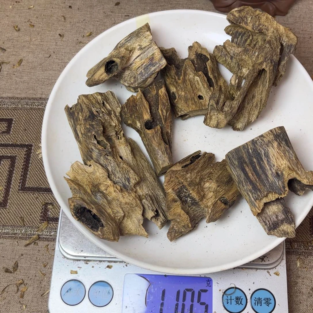 沉香木手把件奇楠虫漏110 克。。。