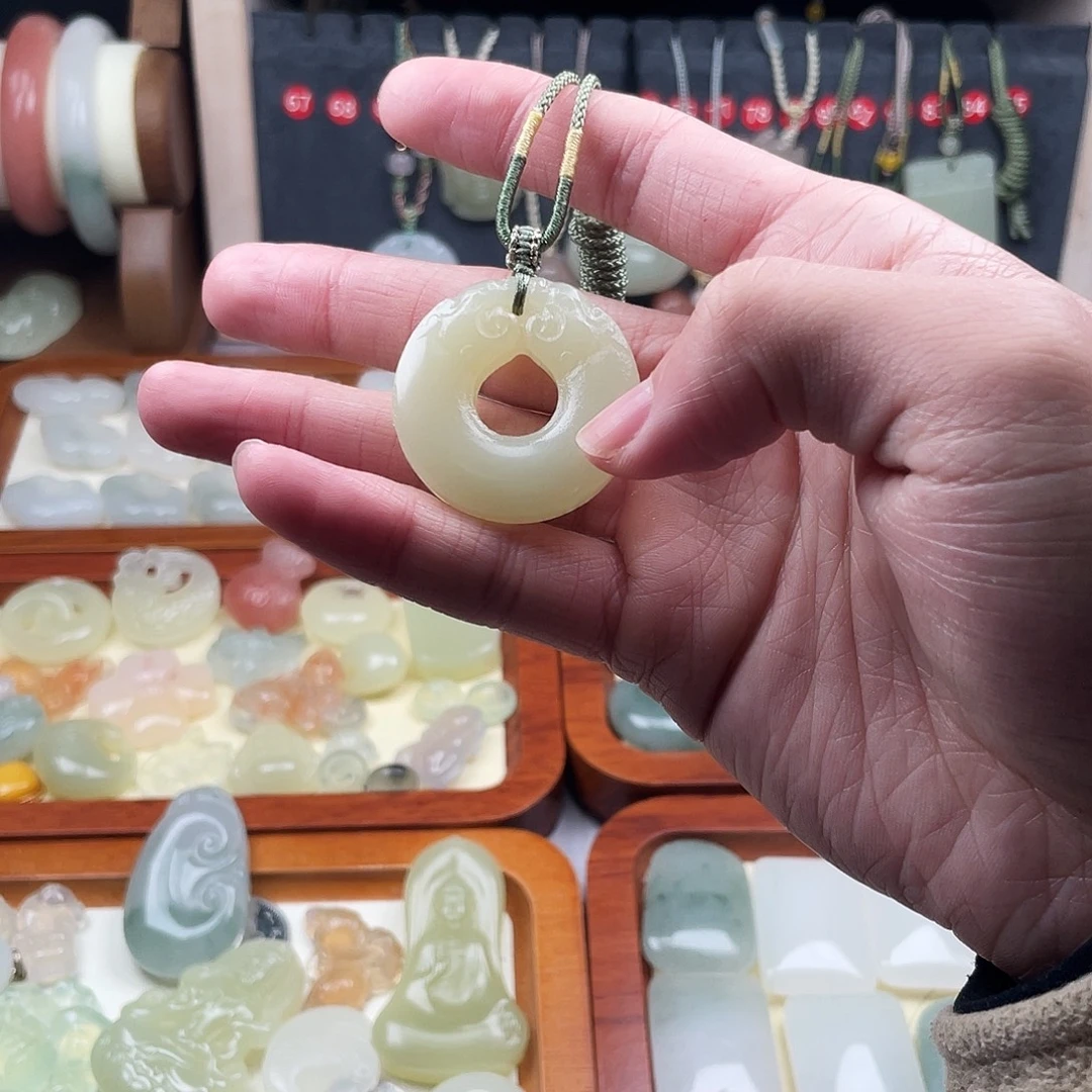 云***吨石英质玉未镶嵌颈饰