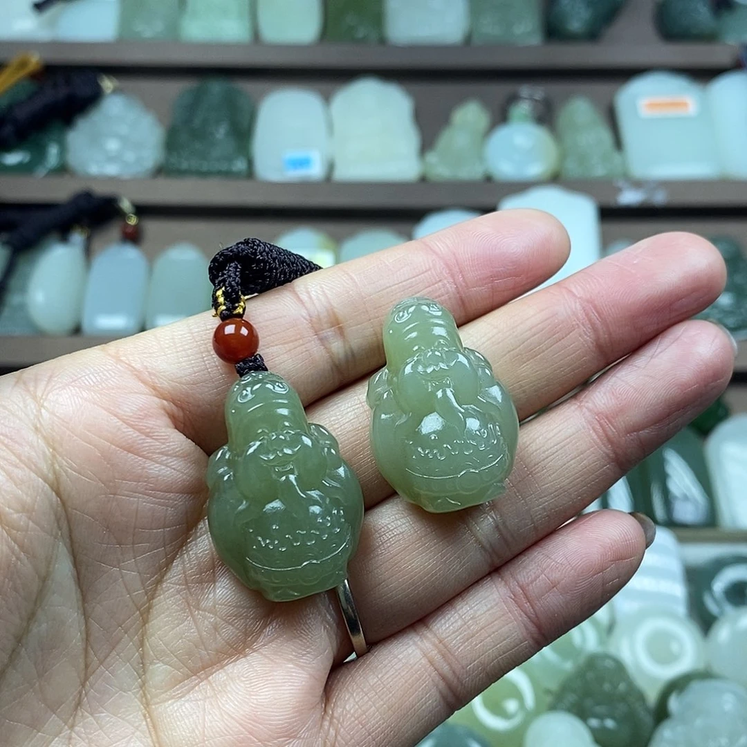 和田玉未镶嵌颈饰财神多样性发1件