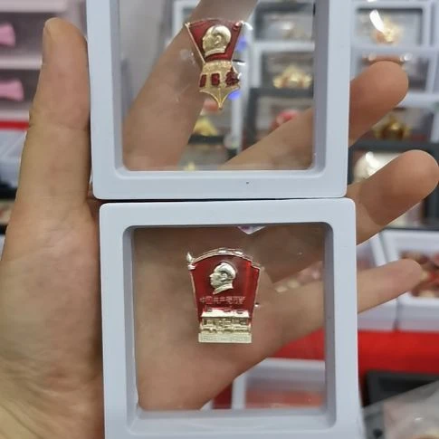其他普通金属用****8红色收藏纪念章2个