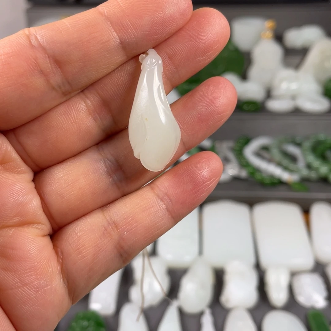 和田玉未镶嵌颈饰化****?