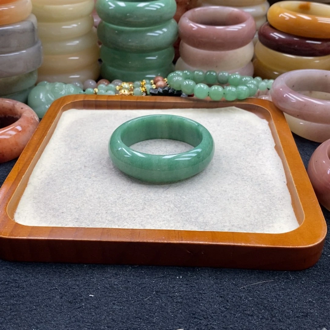 兩***条石英质玉未镶嵌手镯