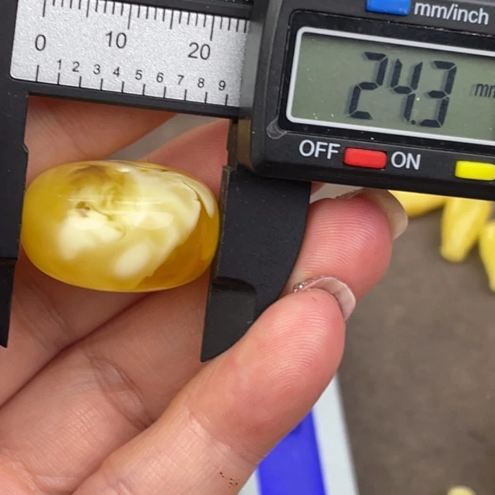 蜜蜡未镶嵌裸石微瑕773