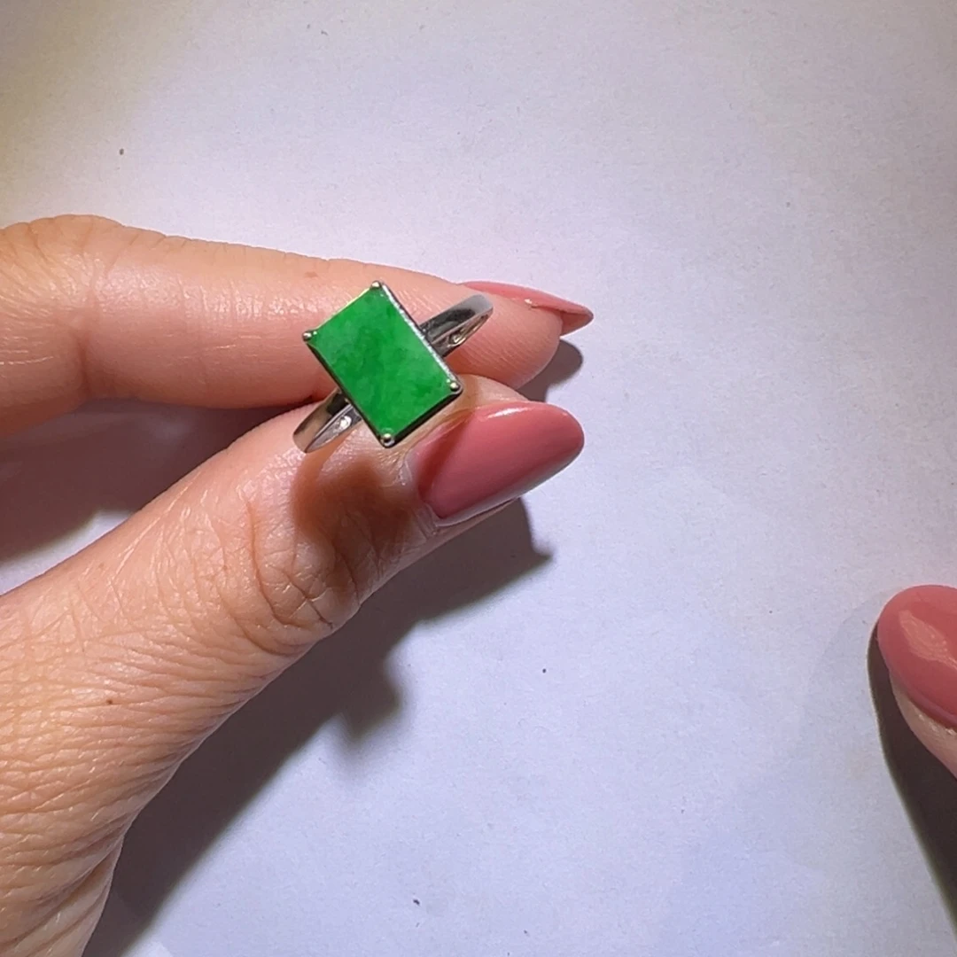 翡翠戒指18K金镶嵌戒指