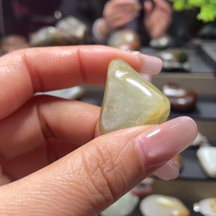 和田玉未镶嵌把件