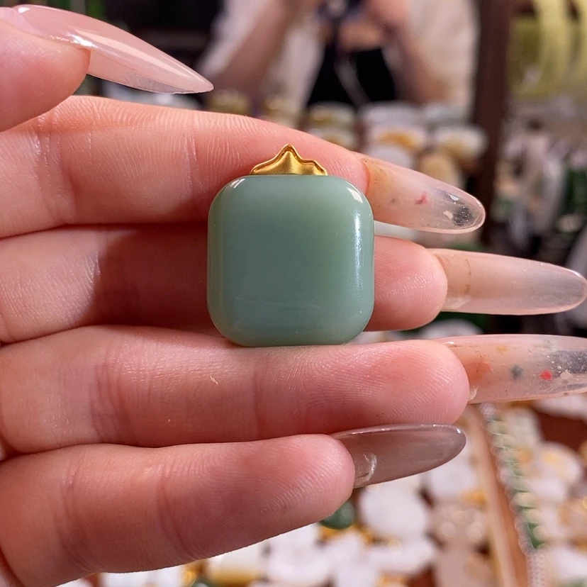 【闪购商品】和田玉18K金镶嵌吊坠(赠链)水***月