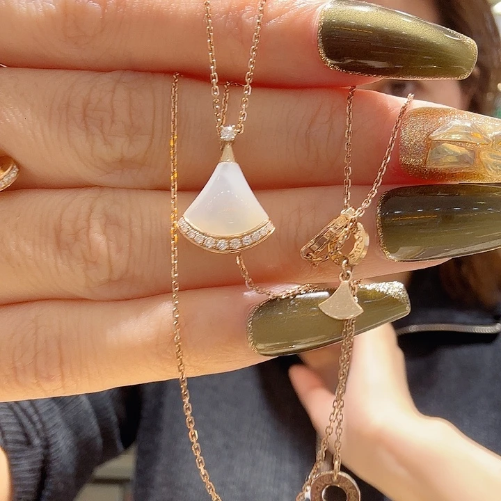 钻石18K金镶嵌项链带排钻小裙子