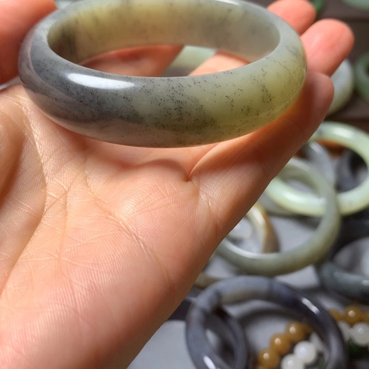 伟***吖和田玉（墨玉）未镶嵌手镯