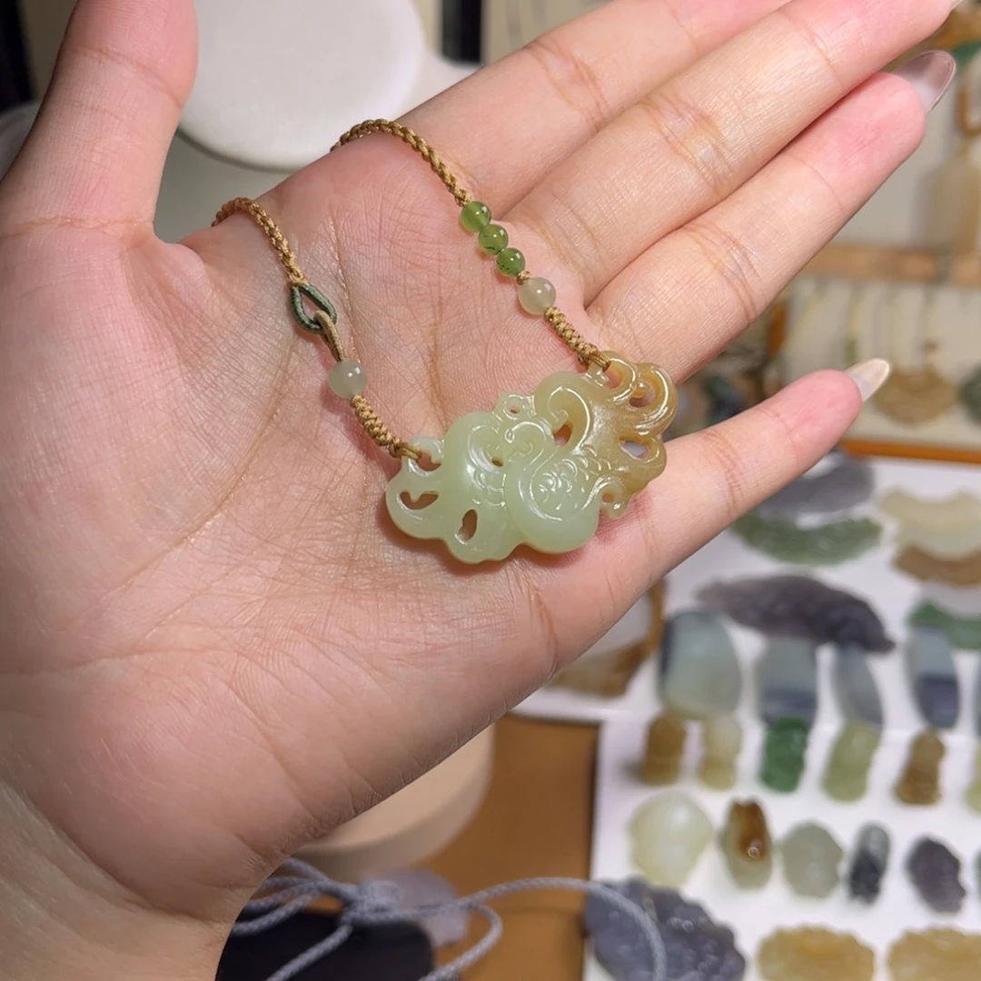 芋***i颈饰未镶嵌和田玉